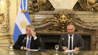 Fernández y Guzmán anunciaron los bonos de refuerzo. Fernández y Guzmán anunciaron los bonos de refuerzo.