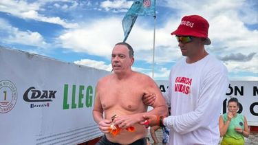 Patricio D’Ottavio saliendo del agua luego de completar el recorrido de la Santa Fe-Coronda. Patricio D’Ottavio saliendo del agua luego de completar el recorrido de la Santa Fe-Coronda.