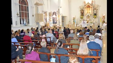Numerosos fieles participaron de la misa presidida por el sacerdote Carlos Miri en la Capilla del Colegio del Huerto. (LA OPINION)