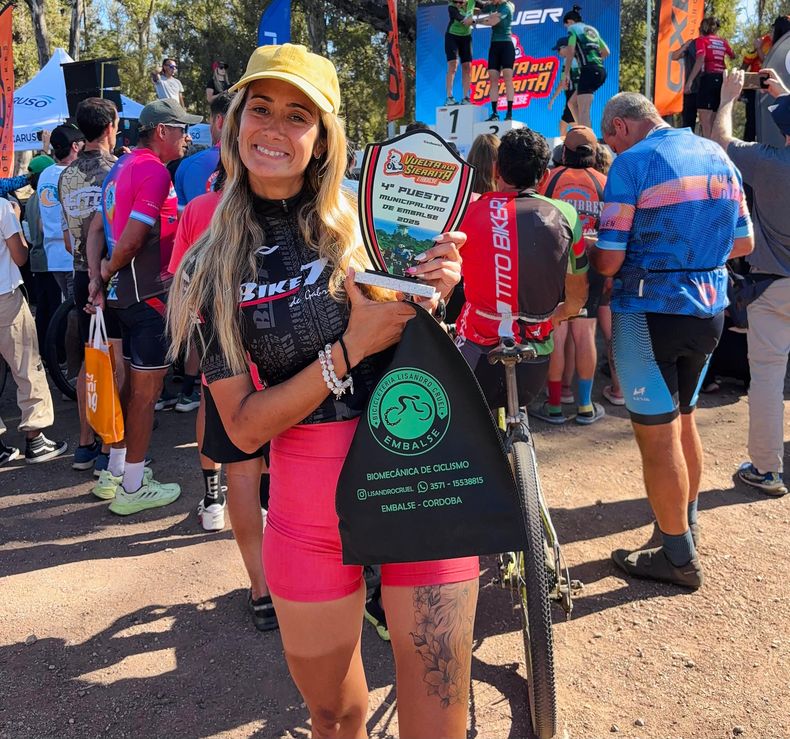 Antonela Raymundo con el trofeo por su cuarto puesto en la categoría Damas A. Antonela Raymundo con el trofeo por su cuarto puesto en la categoría Damas A.