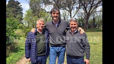 El intendente Omar Pacini y el candidato de Cambiemos, Javier Martínez, flanquean a Esteban Bullrich. (LA OPINION)