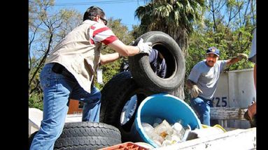 Es importante eliminar las fuentes en las que el mosquito pueda hallar condiciones propicias para reproducirse. (ARCHIVO LA OPINION)
