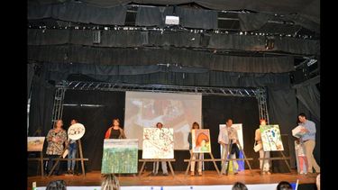En el evento realizado el viernes se sortearon 43 obras donadas por artistas locales. (LA OPINION)