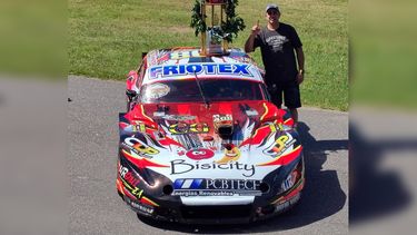 Matías Bisi junto al Chevrolet y el trofeo de campeón tras la coronación en Arrecifes.