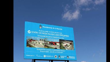 El cartel en el que se puede observar cómo quedará terminado el Centro de Medicina Nuclear. (GOBIERNO DE PERGAMINO)