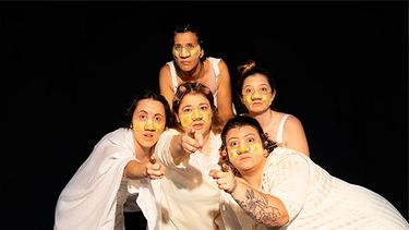 ¿Quienáy?: cinco hermanas ven alterada su rutina por unos fuertes golpes en la puerta. ¿Quienáy?: cinco hermanas ven alterada su rutina por unos fuertes golpes en la puerta.