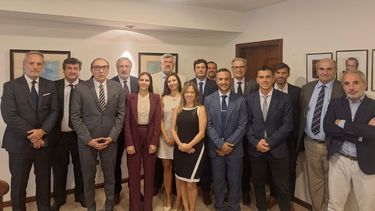 El procurador bonaerense Julio Conte Grand junto al fiscal general Mario Daniel Gómez, fiscales y funcionarios judiciales. El procurador bonaerense Julio Conte Grand junto al fiscal general Mario Daniel Gómez, fiscales y funcionarios judiciales.