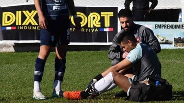 El arquero Daniel Moyano fue atendido durante varios minutos y no pudo recuperarse. El arquero Daniel Moyano fue atendido durante varios minutos y no pudo recuperarse.