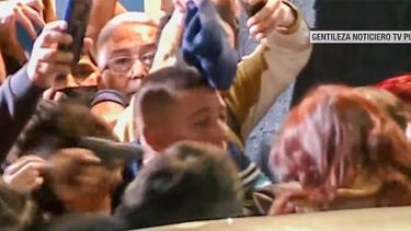 Ocurrió este jueves por la noche, cuando la vicepresidenta regresaba a su casa de Recoleta. La Policía detuvo al hombre que, aparentemente llevaba una pistola Bersa calibre 22.