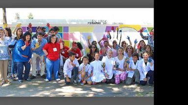 El grupo que realizó un mural en la intersección de la avenida Hipólito Yrigoyen e Isaac Annan. (LA OPINION)