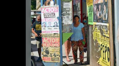 En la mayor parte de los casos los dispositivos obstruyen el paso peatón. (LA OPINION)