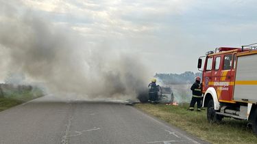 Incendio: Una rescatista se desplegó hacia el lugar del siniestro a extinguir el fuego voraz. Incendio: Una rescatista se desplegó hacia el lugar del siniestro a extinguir el fuego voraz.
