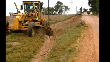 Los consorcios alistan los caminos rurales para cuando comience la cosecha gruesa. (MUNICIPIO DE PERGAMINO)