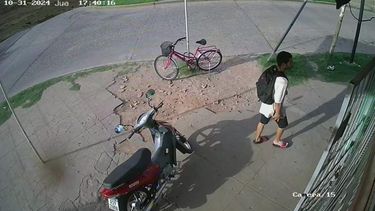 El sospechoso quedó filmado y fotografiado por las cámaras de video vigilancia del comercio de avenida Florencio Sánchez y 3 de Febrero.