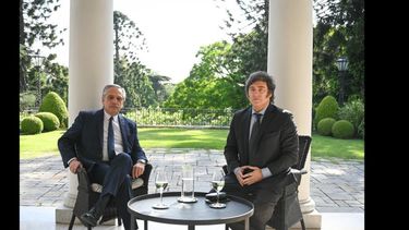 Presidencia difundió la imagen oficial de la reunión, en la que los ve a ambos sentados en una de las galerías que dan al exterior de la quinta presidencial.