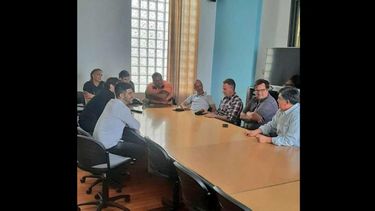 La reunión se llevó a cabo este jueves por la tarde. La reunión se llevó a cabo este jueves por la tarde.