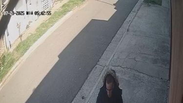 El ladrón al momento de escapar con las carteras que le robó a la mujer. El ladrón al momento de escapar con las carteras que le robó a la mujer.