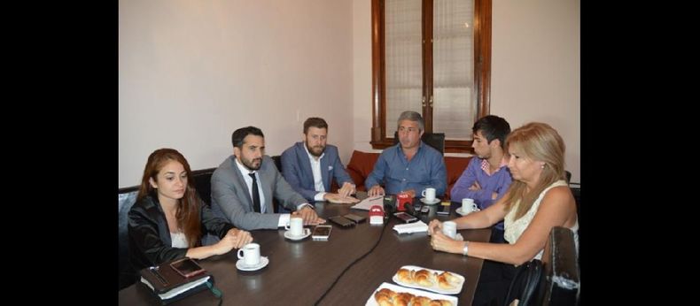 En su despacho, el jefe comunal y las autoridades de la ONG Grooming Argentina plasmó la firma del convenio de colaboración. (LA OPINION)