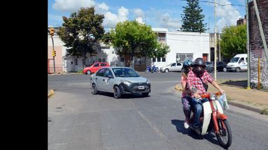 En Pergamino ingresan al tránsito unas 2.000 motocicletas por año y se estima que actualmente hay entre 20 y 25 mil. (LA OPINION)