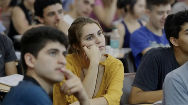 Una nueva encuesta nacional revela que casi 9 de cada 10 argentinos tienen una visión positiva sobre la universidad pública. El financiamiento estatal y el rol en el desarrollo del país reciben un fuerte respaldo, mientras que las ideas del presidente Milei cosechan un rechazo de más del 68%. Una nueva encuesta nacional revela que casi 9 de cada 10 argentinos tienen una visión positiva sobre la universidad pública. El financiamiento estatal y el rol en el desarrollo del país reciben un fuerte respaldo, mientras que las ideas del presidente Milei cosechan un rechazo de más del 68%.