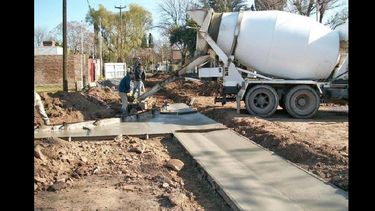 La extensión del cordón cuneta en los barrios tuvo un gran avance en los últimos meses. (LA OPINION)