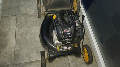 La cortadora de césped marca Dibra secuestrada por la Policía de Pergamino fue hallada en cercanías de Plaza Almirante Brown y buscan localizar a su propietario. La cortadora de césped marca Dibra secuestrada por la Policía de Pergamino fue hallada en cercanías de Plaza Almirante Brown y buscan localizar a su propietario.