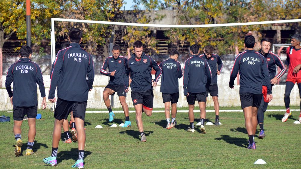 El plantel de Douglas Haig cerró su preparación este sábado con un entrenamiento liviano. El plantel de Douglas Haig cerró su preparación este sábado con un entrenamiento liviano.