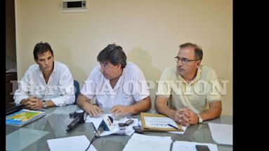 Vicente, Gatón y Leit ofrecieron una rueda de prensa. (LA OPINION)