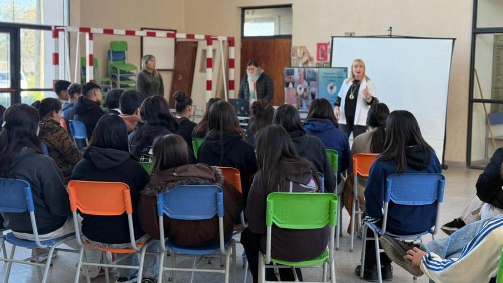 Profesionales del sistema de salud de Ramallo desarrollaron actividades en establecimientos primarios y secundarios con controles médicos, campañas de vacunación y charlas sobre hábitos saludables destinadas a estudiantes de distintas edades. Profesionales del sistema de salud de Ramallo desarrollaron actividades en establecimientos primarios y secundarios con controles médicos, campañas de vacunación y charlas sobre hábitos saludables destinadas a estudiantes de distintas edades.