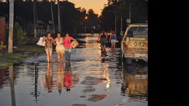 Otra vez los vecinos tuvieron que dejar sus domicilios por temor al desborde del Arroyo . (LA OPINION)