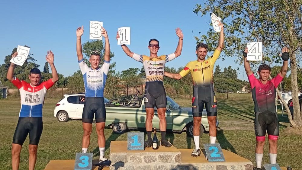 La premiación de Elite con los locales Carlos Anías y Juan Cintora en los primeros puestos. La premiación de Elite con los locales Carlos Anías y Juan Cintora en los primeros puestos.