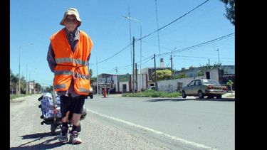 Acompañada por un pequeño carro, la anciana de 91 años camina al costado de la ruta. LA VOZ)