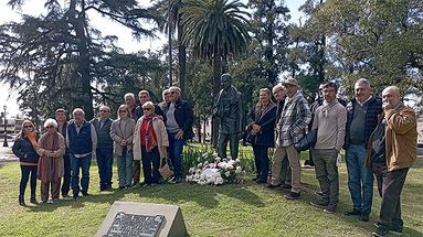 Homenaje a don Arturo Umberto Illia. La ceremonia incluyó la colocación de una ofrenda floral en la estatua que se erige en la Plaza 25 de Mayo.