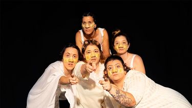 Quiénáy. Es la tercera vez que una obra de Los Veleros Producciones representa a Pergamino en la Fiesta Provincial de Teatro Independiente. Quiénáy. Es la tercera vez que una obra de Los Veleros Producciones representa a Pergamino en la Fiesta Provincial de Teatro Independiente.