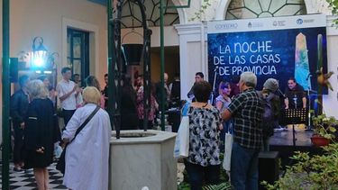 La Noche de las Casas de Provincia es una actividad que tiene como objetivo promover el federalismo, la cultura, la gastronomía y el turismo de las diferentes provincias argentinas. 