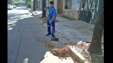 El barrido presenta dificultades en la zona céntrica de la ciudad. (LA OPINION)