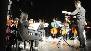 La Orquesta Infanto Juvenil del Barrio Kennedy es dirigida por la profesora María Auil.
