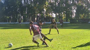 Gaspar Pahuasi maniobra ante los volantes de General Rojo Gaspar Pahuasi maniobra ante los volantes de General Rojo