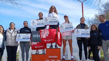 Soledad Aita en el segundo escalón del podio del Medio Maratón disputado en Armstrong.