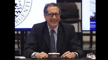 Miguel Angel Pesce informó que se va a prohibir que los no residentes puedan liquidar títulos contra moneda extranjera en los mercados institucionalizados. (NA)