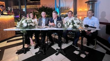 El titular de Pergamino Automotores, Juano Motta, junto al presidente y CEO de Renault Argentina, Pablo Sibilla y la directora comercial de la empresa francesa en nuestro país, Valentina Solari, encabezaron la conferencia de prensa con medios de comunicación nacionales, regionales y locales.