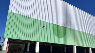 Tras el cierre del supermercado, la empresa Cencosud entregará la llave a los propietarios del edificio, que buscan empresas que quieran reabrir un comercio similar en el lugar. Tras el cierre del supermercado, la empresa Cencosud entregará la llave a los propietarios del edificio, que buscan empresas que quieran reabrir un comercio similar en el lugar.