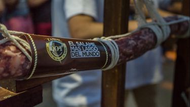 El primer salame de estas dimensiones fue presentado en 2014 y midió 16,1 metros. El primer salame de estas dimensiones fue presentado en 2014 y midió 16,1 metros.