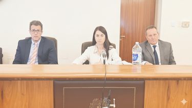 Los jueces del Tribunal Oral en lo Criminal 1 Ignacio Uthurry, Marcela Santoro y Guillermo Burrone votaron por unanimidad la absolución del acusado. Los jueces del Tribunal Oral en lo Criminal 1 Ignacio Uthurry, Marcela Santoro y Guillermo Burrone votaron por unanimidad la absolución del acusado.