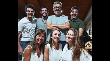 Parados: Germán Ferrari (guitarra), José Temprana (percusión), Eduardo Cruz (bajo-contrabajo) y Federico Izzo (violín). Sentadas: Cecilia Manzoni (piano-acordeón), Marcela Sánchez (voz) y Luciana Lucero (voz). &nbsp;