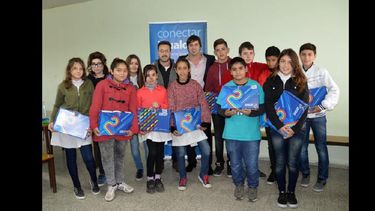 En el marco del Programa Conectar Igualdad, Cristian Roma entregó 34 computadoras a alumnos de la Escuela de Educación Técnica Nº 2. (LA OPINION)