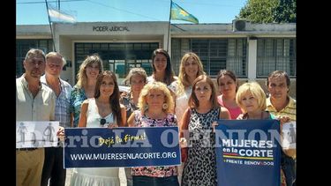 Concejales y adherentes del Frente Renovador se manifestaron en el frente del Palacio de Tribunales local. (LA OPINION)
