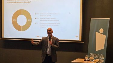 El defensor general Pablo Santamarina lideró la charla sobre juicio por jurados. El defensor general Pablo Santamarina lideró la charla sobre juicio por jurados.