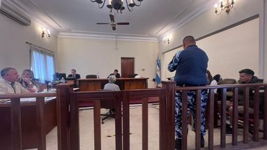 En el juicio oral no quedó demostrada la participación del sujeto que llegó acusado en la causa. En el juicio oral no quedó demostrada la participación del sujeto que llegó acusado en la causa.