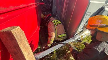 La víctima fue identificada como Cristian Fernando Alonso, de 50 años, domiciliado en la localidad bonaerense de Esteban Echeverría, quien conducía un camión Iveco gris oscuro (patente AE200JE) con acoplado tipo jaula (AG312UO) cargado con ganado bovino. La víctima fue identificada como Cristian Fernando Alonso, de 50 años, domiciliado en la localidad bonaerense de Esteban Echeverría, quien conducía un camión Iveco gris oscuro (patente AE200JE) con acoplado tipo jaula (AG312UO) cargado con ganado bovino.